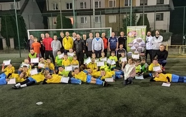 Płońska Akademia Futbolu Mecz piłki nożnej rodzice kontra dzieci
