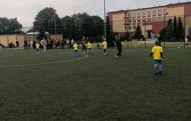 Płońska Akademia Futbolu Mecz piłki nożnej rodzice kontra dzieci