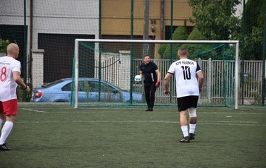 Mecz pracownik&oacute;w ratusza i podległych jednostek z płońską policją (4)
