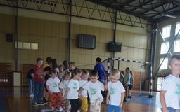 Przedszkole nr 3 Wyjście do MOSiR- wspólne zajęcia gimnastyczne ze starszymi kolegami