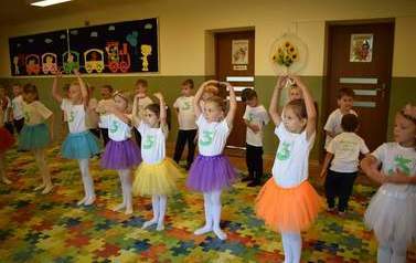Przedszkole nr 3 TUTU Balet- poznanie podstawowych kroków baletowych
