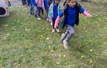 Przedszkole Nr 2 Skoki przez linkę 5-latki 