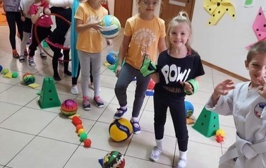 Przedszkole Nr 4 Pokaz mody sportowej pod hasłem ,,Modnie i wygodnie” 