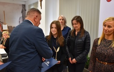 Nagrody dla uczni&oacute;w z płońskich szk&oacute;ł za szczeg&oacute;lne osiągnięcia edukacyjne i sportowe