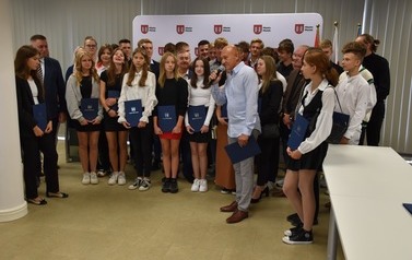 Nagrody dla uczni&oacute;w z płońskich szk&oacute;ł za szczeg&oacute;lne osiągnięcia edukacyjne i sportowe
