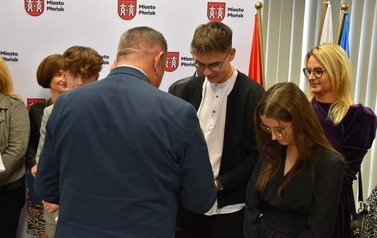 Nagrody dla uczni&oacute;w z płońskich szk&oacute;ł za szczeg&oacute;lne osiągnięcia edukacyjne i sportowe