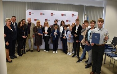 Nagrody dla uczni&oacute;w z płońskich szk&oacute;ł za szczeg&oacute;lne osiągnięcia edukacyjne i sportowe 