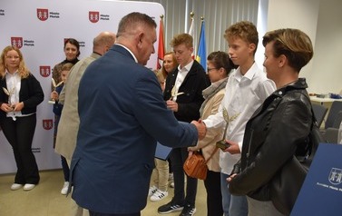 Nagrody dla uczni&oacute;w z płońskich szk&oacute;ł za szczeg&oacute;lne osiągnięcia edukacyjne i sportowe 