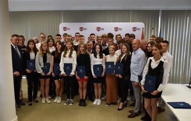 Nagrody dla uczni&oacute;w z płońskich szk&oacute;ł za szczeg&oacute;lne osiągnięcia edukacyjne i sportowe 