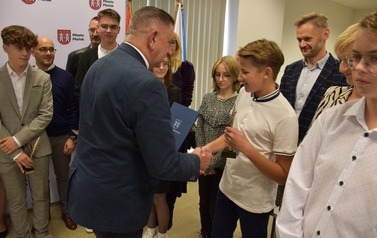 Nagrody dla uczni&oacute;w z płońskich szk&oacute;ł za szczeg&oacute;lne osiągnięcia edukacyjne i sportowe 