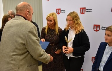 Nagrody dla uczni&oacute;w z płońskich szk&oacute;ł za szczeg&oacute;lne osiągnięcia edukacyjne i sportowe