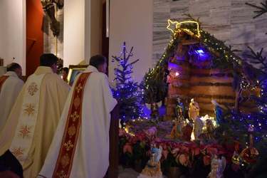 św. trzech kr&oacute;li podczas mszy w kościele