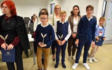 Nagrody dla uczni&oacute;w z płońskich szk&oacute;ł za szczeg&oacute;lne osiągnięcia edukacyjne i sportowe