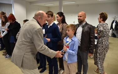 Nagrody dla uczni&oacute;w z płońskich szk&oacute;ł za szczeg&oacute;lne osiągnięcia edukacyjne i sportowe 