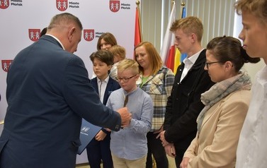 Nagrody dla uczni&oacute;w z płońskich szk&oacute;ł za szczeg&oacute;lne osiągnięcia edukacyjne i sportowe