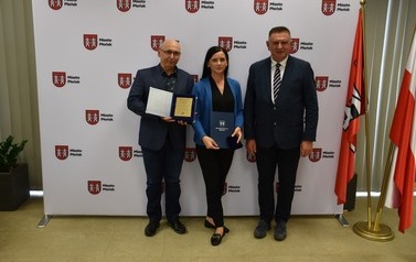 Nagrody dla uczni&oacute;w z płońskich szk&oacute;ł za szczeg&oacute;lne osiągnięcia edukacyjne i sportowe 
