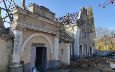 Prace dachowe w budynku byłego dworca PKP