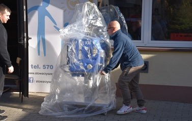 dw&oacute;ch pan&oacute;w transportuje aparat do dializ 