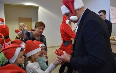 Burmistrz Płońska rozdaje dzieciom czekoladowe mikołaje