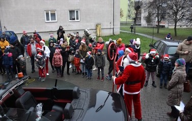 Moto Mikołaje i grupa os&oacute;b