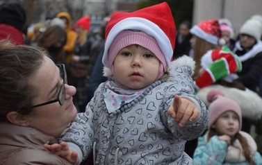 Kobieta z dzieckiem na rękach