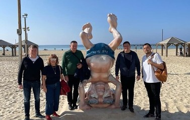Czterech mężczyzn i kobieta na plaży