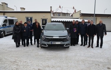 Zdjęcie grupowe przy samochodzie