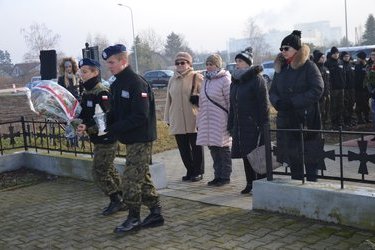 Złożenie  kwiat&oacute;w przed pomnikiem i uczczenie pamieci ofiar zbrodni na Piaskach