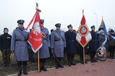 Zebranie się ważnych gości prze pomnikiem, aby uczczić pamięć ofiar zbrodni na Piaskac