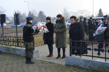 Złożenie kwiat&oacute;w przed pomniikiem na Piaskach