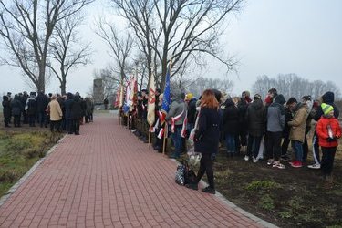 Zebranie się ważnych gości prze pomnikiem, aby uczczić pamięć ofiar zbrodni na Piaskac