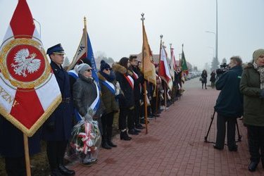 Zebranie się ważnych gości prze pomnikiem, aby uczczić pamięć ofiar zbrodni na Piaskac