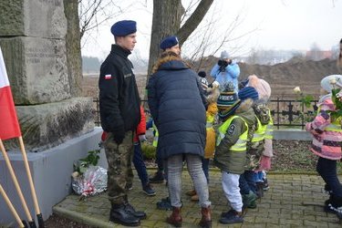 Złożenie kwiat&oacute;w przed pomnikiem na Piaskach przez przedszkolak&oacute;w