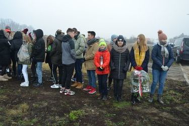 Zebranie się ważnych gości prze pomnikiem, aby uczczić pamięć ofiar zbrodni na Piaskac