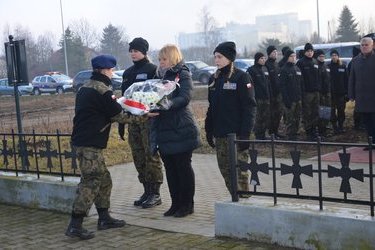 Złożenie  kwiat&oacute;w przed pomnikiem i uczczenie pamieci ofiar zbrodni na Piaskac