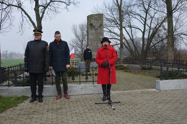 Przemowa Pani poseł Anny Cichockiej przed pomnikiem na Piaskach