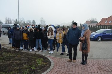 Zebranie się ważnych gości prze pomnikiem, aby uczczić pamięć ofiar zbrodni na Piaskac