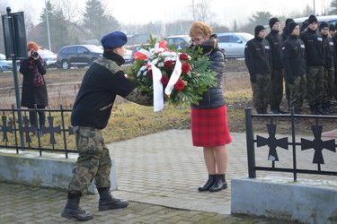Złożenie  kwiat&oacute;w przed pomnikiem i uczczenie pamieci ofiar zbrodni na Piaskac