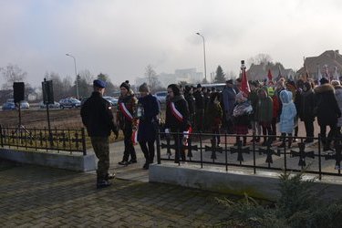 Zebranie się ważnych gości prze pomnikiem, aby uczczić pamięć ofiar zbrodni na Piaskac