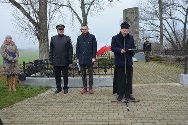 Przemowa ks. Tomasza Markowicza z parafii pw św. Ojca Pio przed pomnikiem na Piaskach