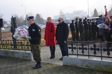 Złożenie kwiat&oacute;w przed pomniikiem na Piaskach 