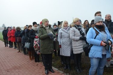 Zebranie się ważnych gości prze pomnikiem, aby uczczić pamięć ofiar zbrodni na Piaskac