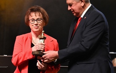 meżczyzna z kobietą stoją na scenie