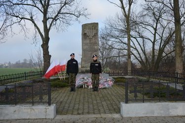 Pomnik na Piaskach, gdzie uczczono pamięć ofiar