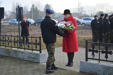 Złożenie kwiat&oacute;w przed pomnikien przez Panią poseł Annę Cichocką, w celu uczczenia pamięci ofiar zbrodi na Piaskach
