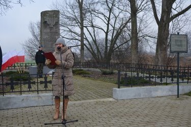 Przemowa I Zastępcy Burmistrza - Teresy Kozery przed pomnikiem na Piaskach   
