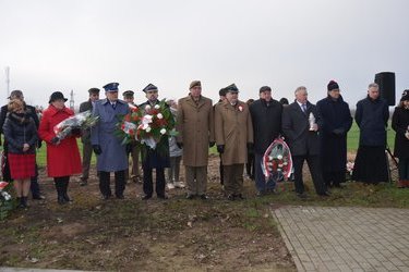 Zebranie się ważnych gości prze pomnikiem, aby uczczić pamięć ofiar zbrodni na Piaskach
