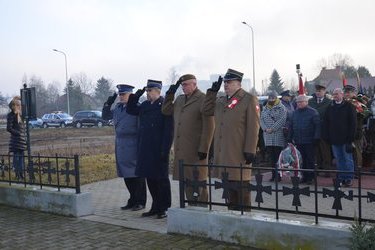 Złożenie  kwiat&oacute;w przed pomnikiem i uczczenie pamieci ofiar zbrodni na Piaskac