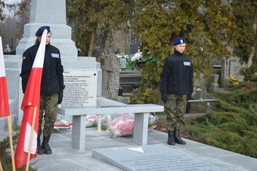 Złożenie  kwiat&oacute;w przed pomnikiem i uczczenie pamieci ofiar zbrodni na Piaskac