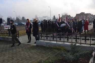 Złożenie  kwiat&oacute;w przed pomnikiem i uczczenie pamieci ofiar zbrodni na Piaskach